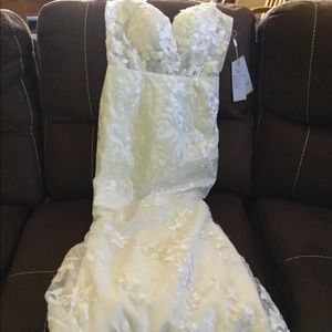 Ivory wedding dress, brand new size 4.
